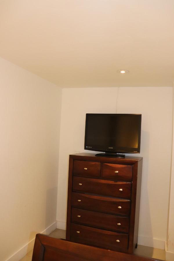 On Hollywood Beach - Affordable Two Bedrooms Sleeps 6 With Two Bathrooms デイニア・ビーチ エクステリア 写真
