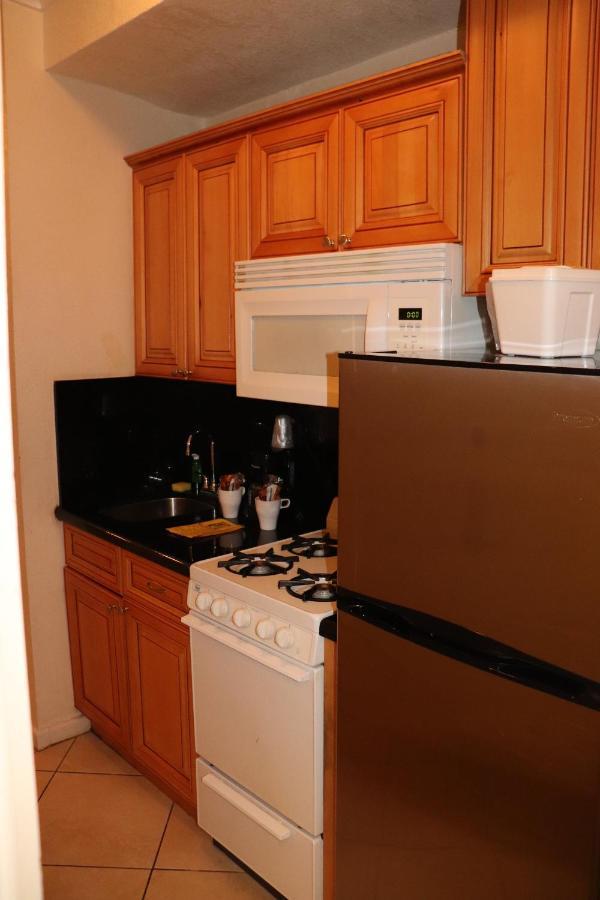 On Hollywood Beach - Affordable Two Bedrooms Sleeps 6 With Two Bathrooms デイニア・ビーチ エクステリア 写真