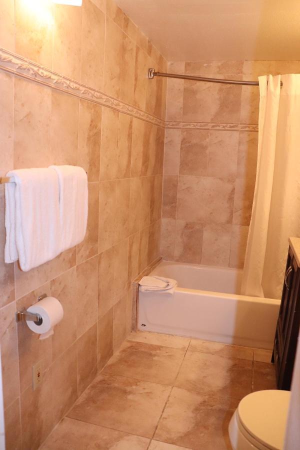 On Hollywood Beach - Affordable Two Bedrooms Sleeps 6 With Two Bathrooms デイニア・ビーチ エクステリア 写真