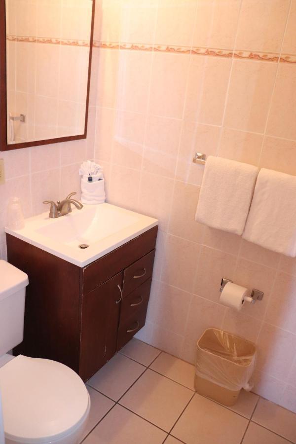 On Hollywood Beach - Affordable Two Bedrooms Sleeps 6 With Two Bathrooms デイニア・ビーチ エクステリア 写真