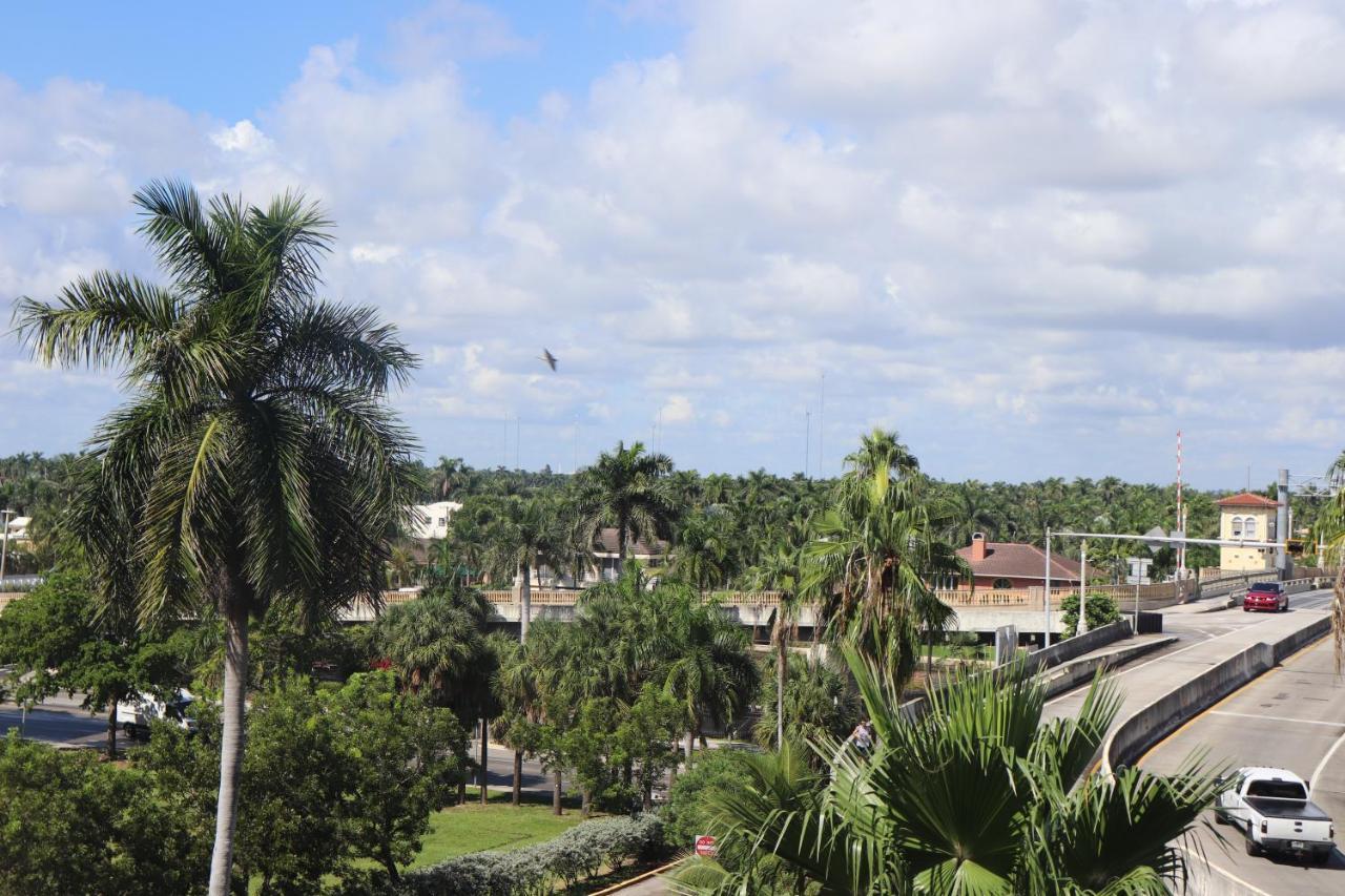 On Hollywood Beach - Affordable Two Bedrooms Sleeps 6 With Two Bathrooms デイニア・ビーチ エクステリア 写真