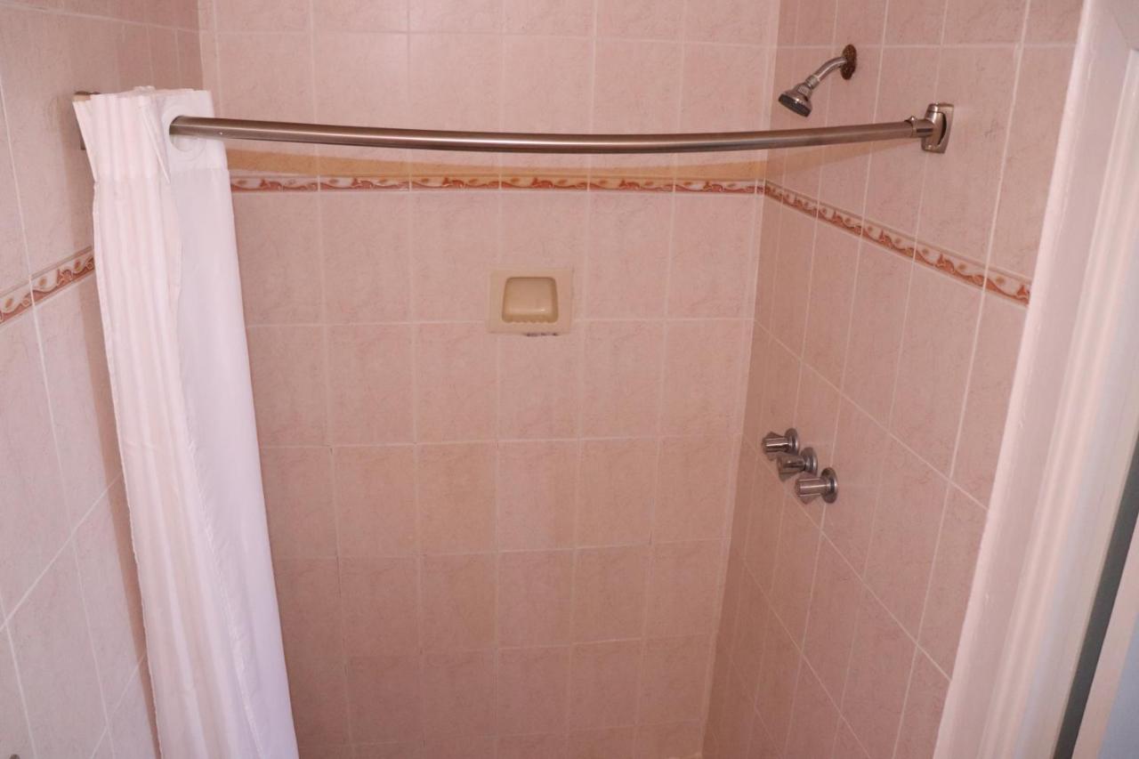On Hollywood Beach - Affordable Two Bedrooms Sleeps 6 With Two Bathrooms デイニア・ビーチ エクステリア 写真